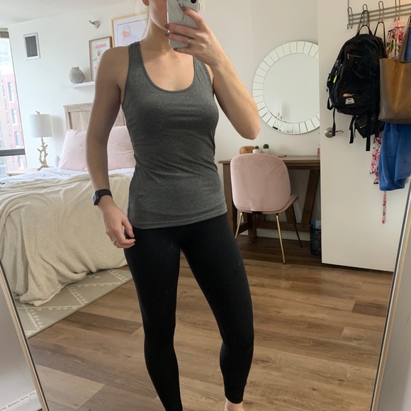 Set of 3 workout tank tops! - Picture 4 of 6